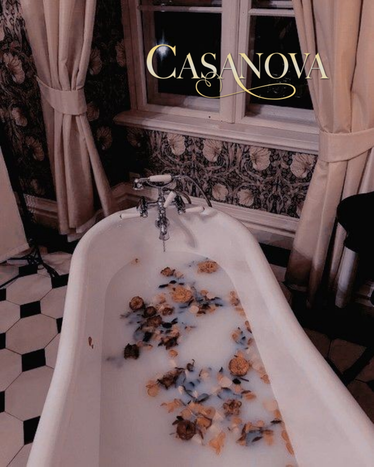 고풍적인 집안의 욕실에 클래식한 욕조안에 담겨져있는 물과 꽃