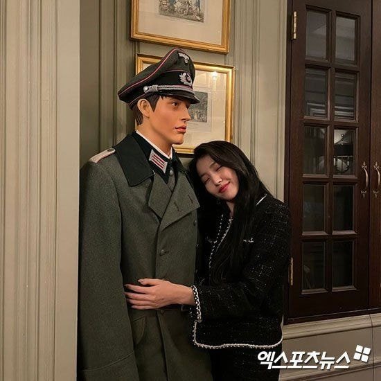  여자친구 소원, 나치 마네킹 포옹 사진 게재 '논란'