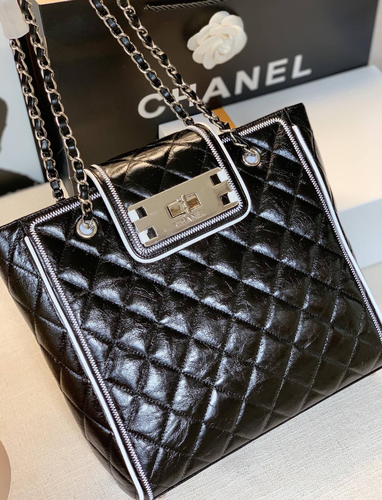  [CHANEL] 샤넬 뉴 라인 크로스백 (2 COLOR)