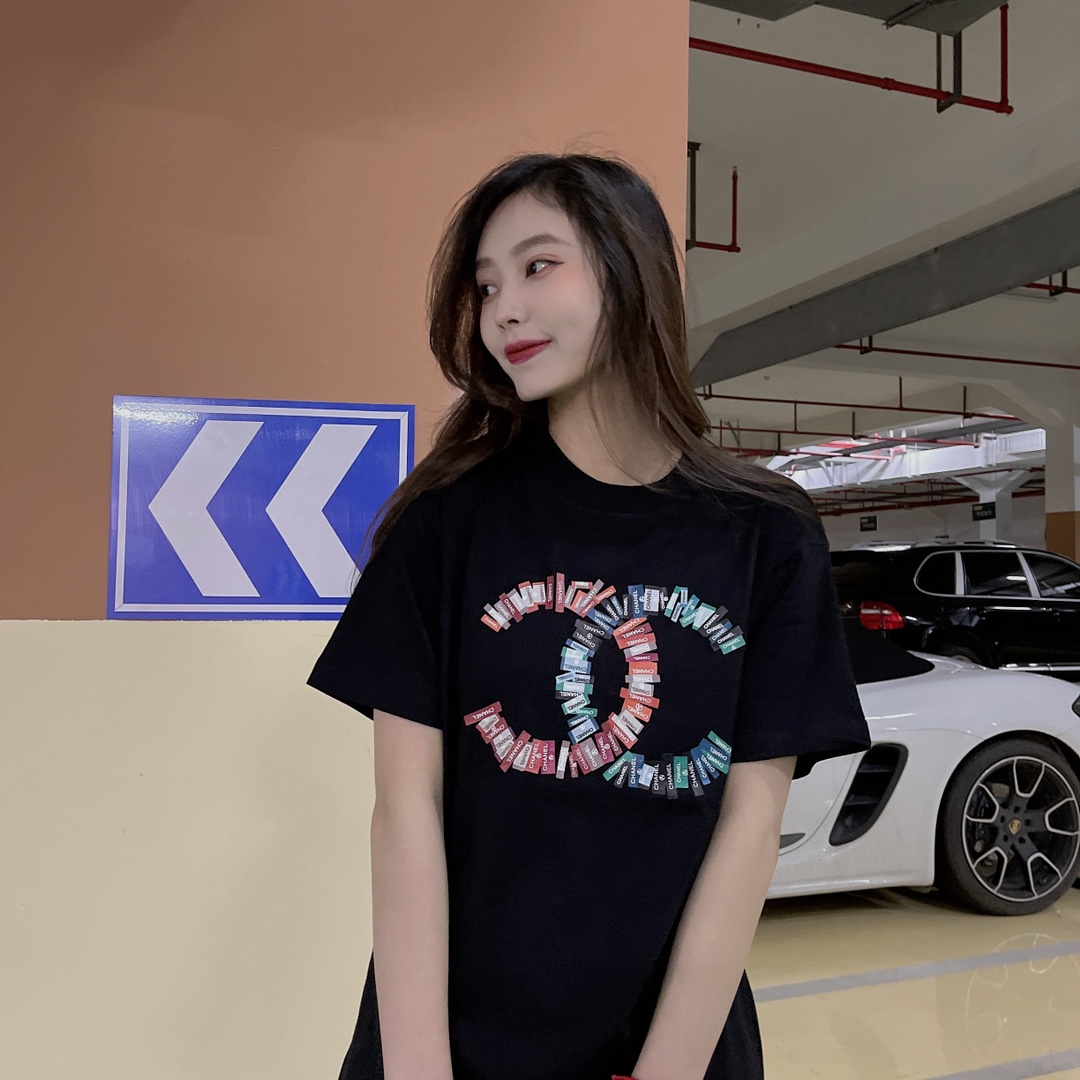  [CHANEL] 샤넬 멀티 테이프 CC 로고 반팔 티셔츠 (2 COLOR)