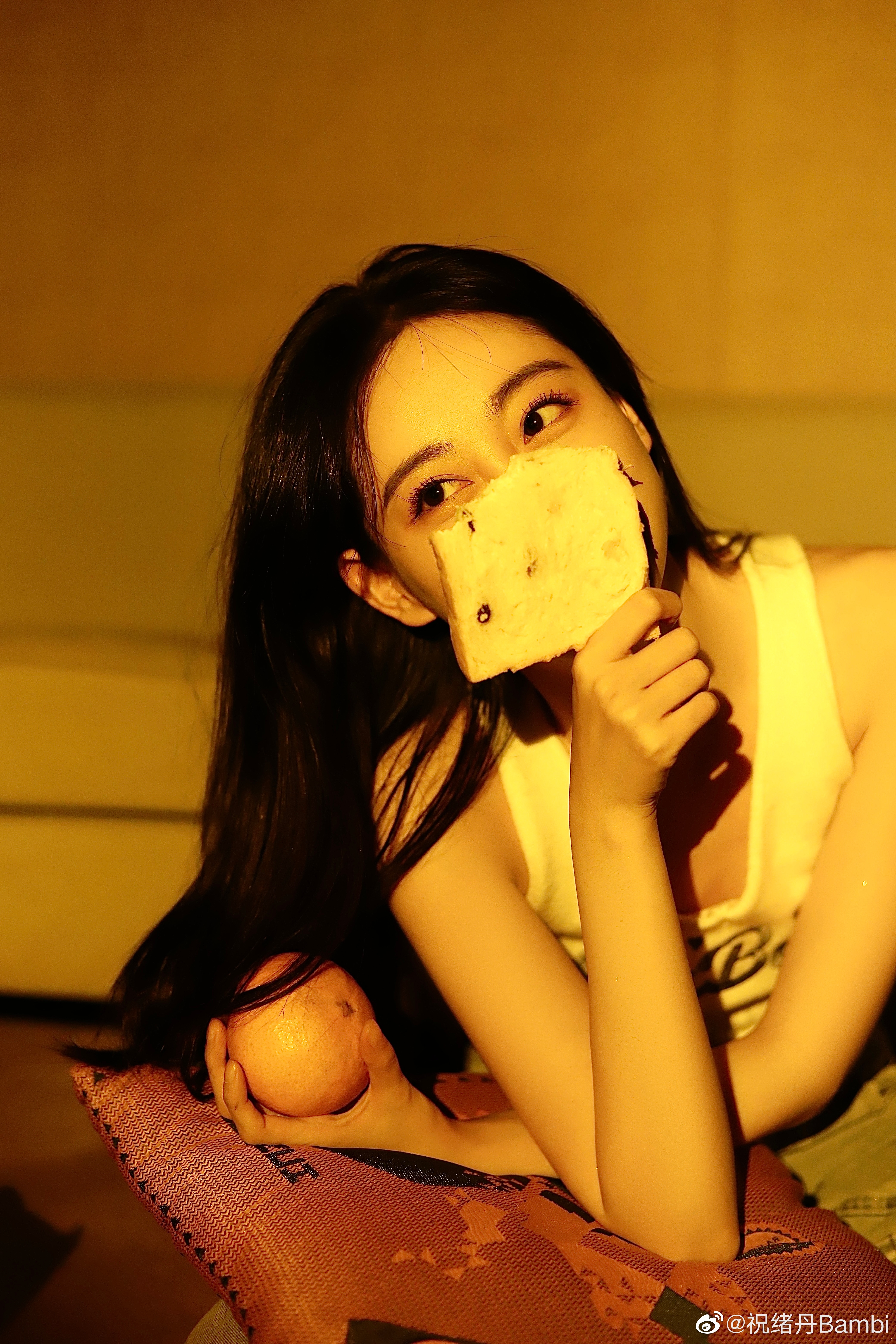 그들은 빵으로 입을 가리고 웃었다