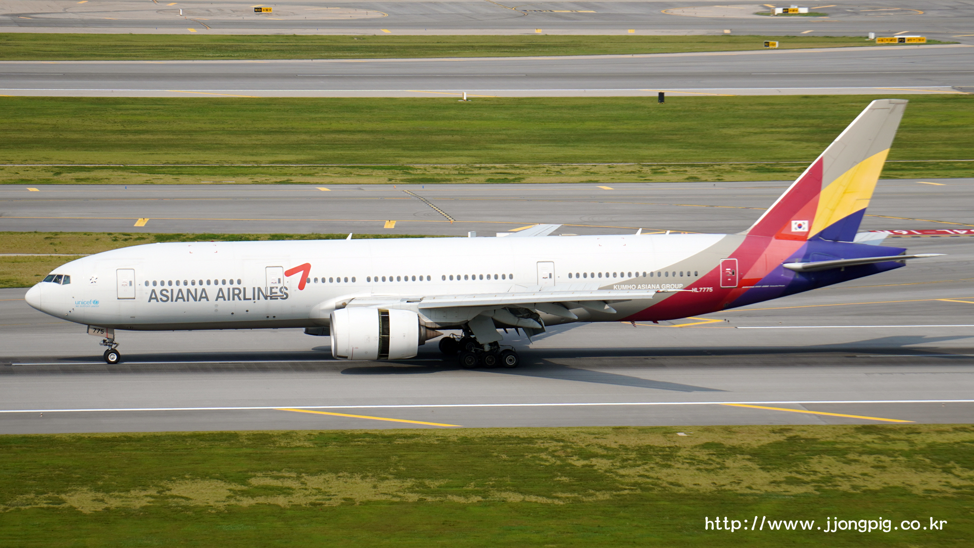 alt=Asiana Airlines HL7775 Boeing 777-200ER