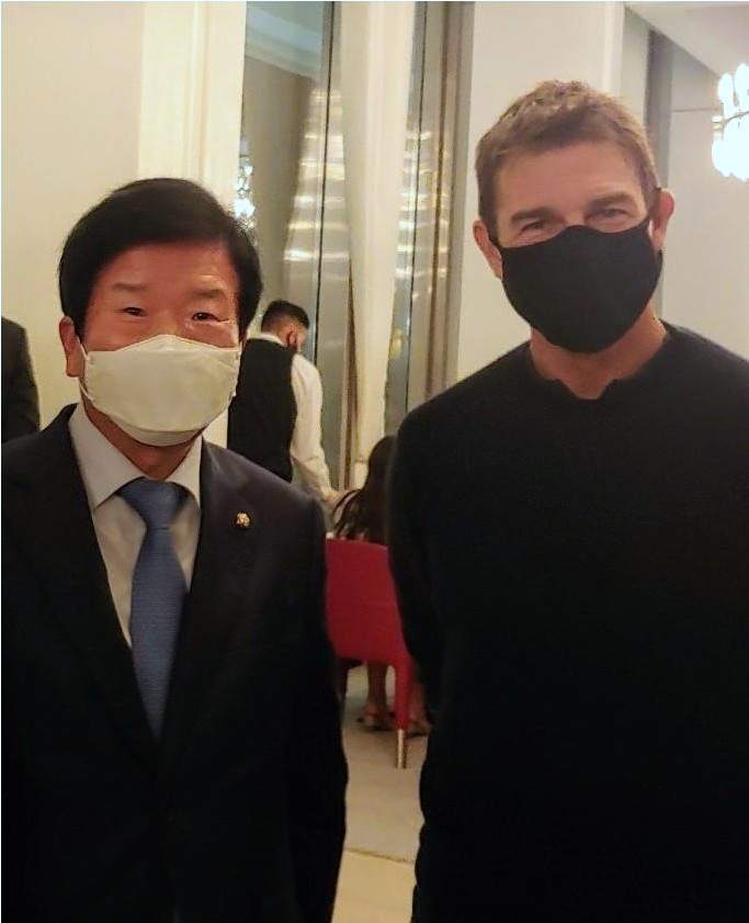  톰크루즈 깜짝만남 왜 거기서 나와