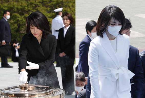  오늘은 '블랙 앤 화이트'로 깔끔한 패션을 선보인 김건희 여사