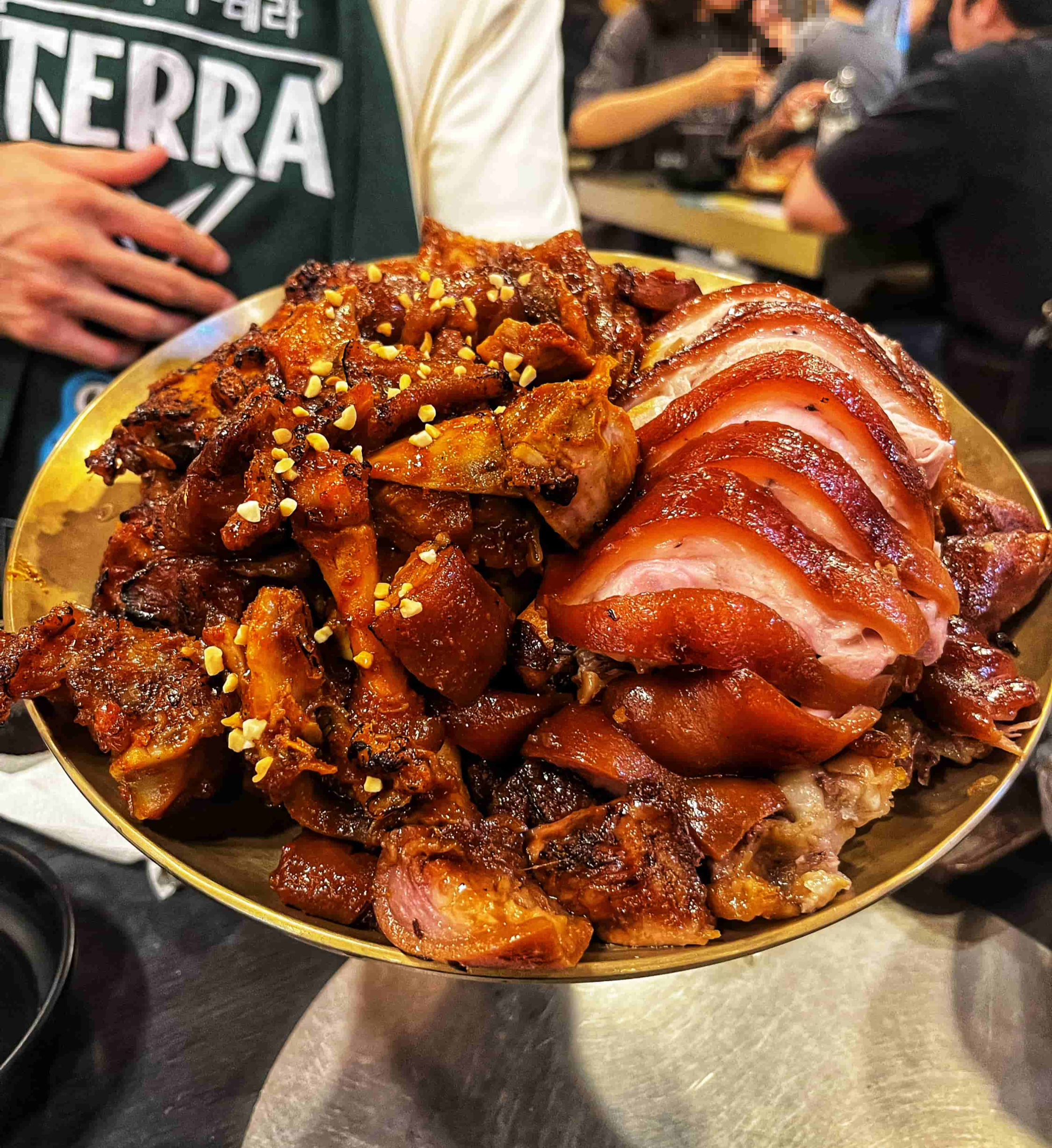 불족발과 일반족발이 반반씩 나오는 반반족발 사진