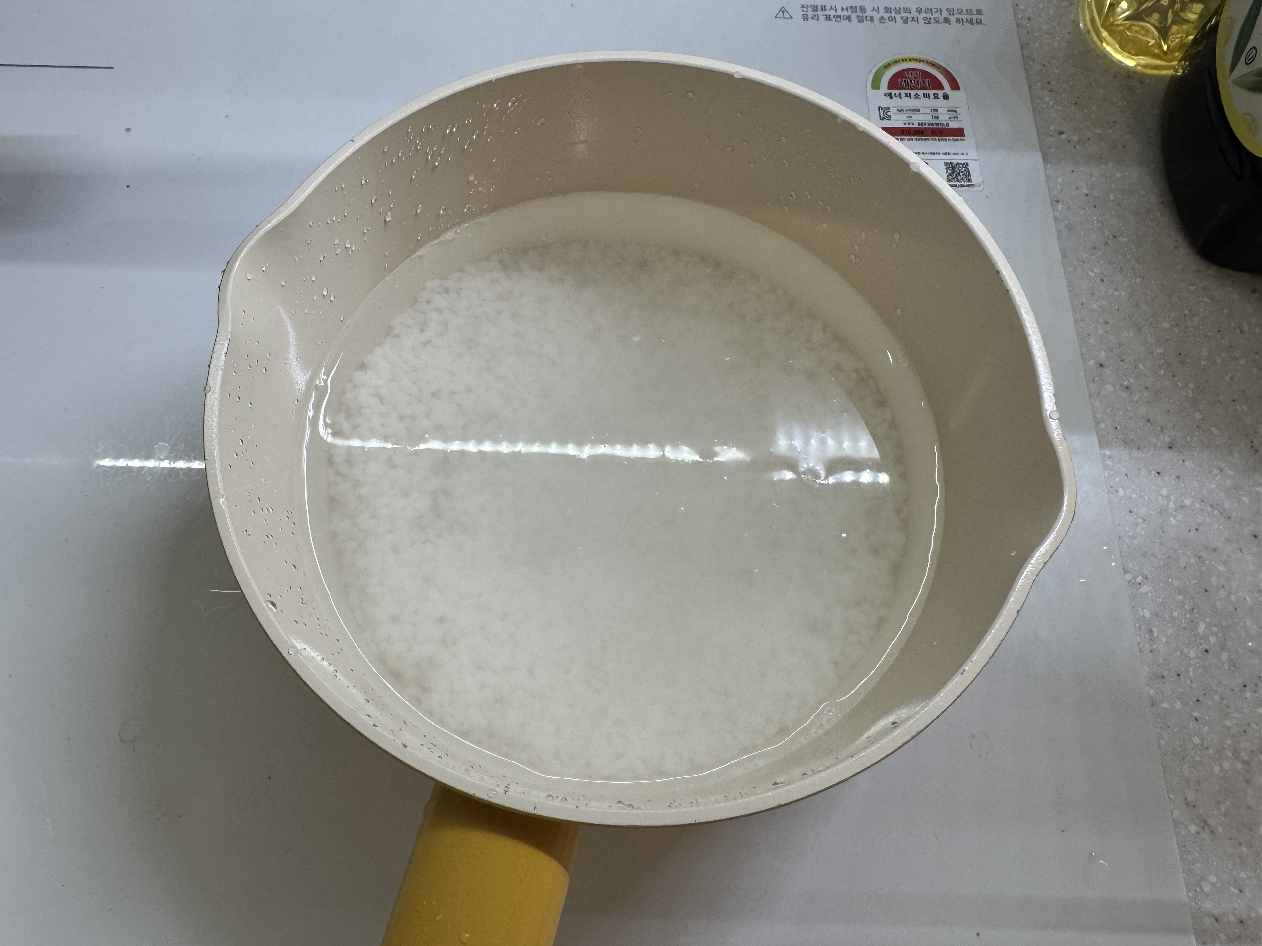 냄비에 불린 쌀을 넣은 사진