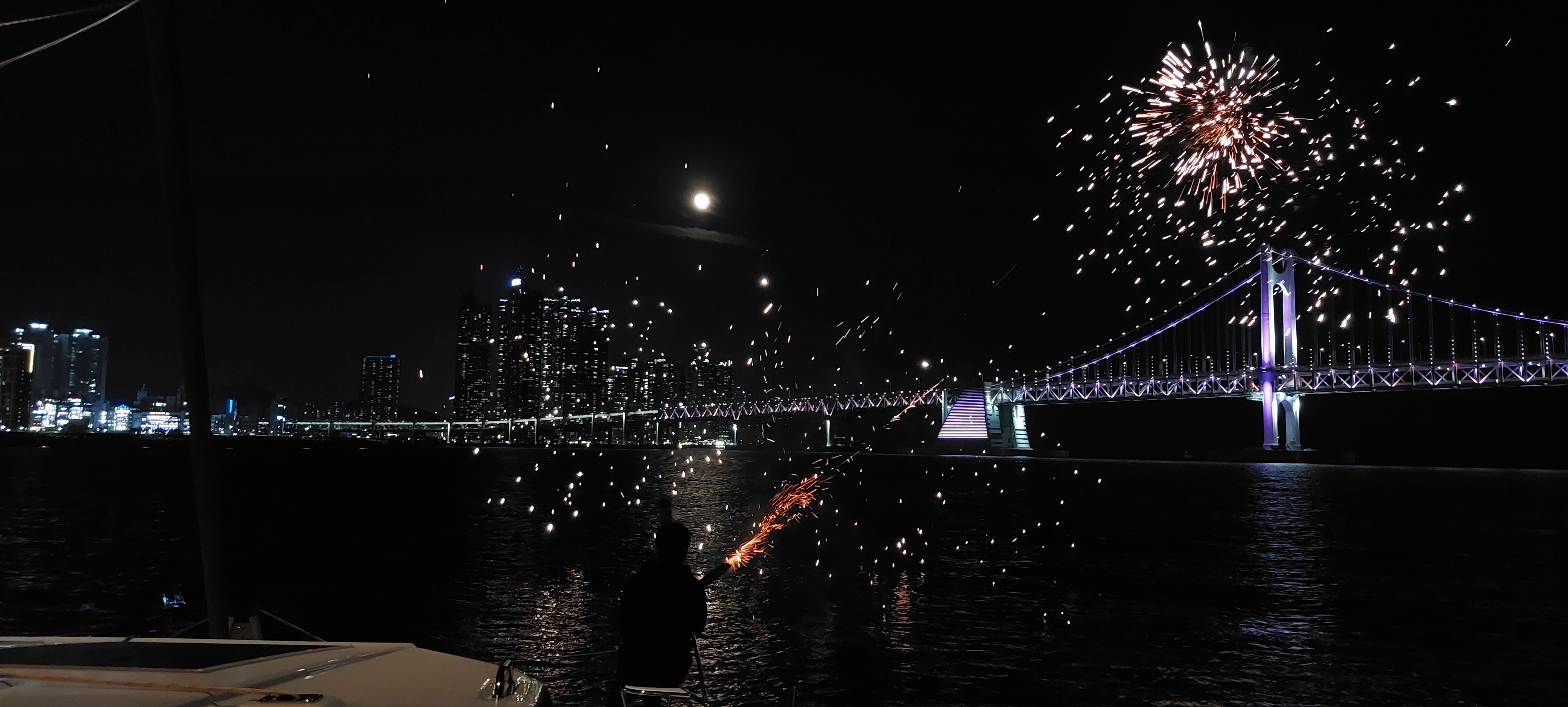  [부산 요트 투어(야간)] 광안리 밤 바다를 가득 채운 요트들과 밤 하늘을 수놓는 폭죽 불꽃들