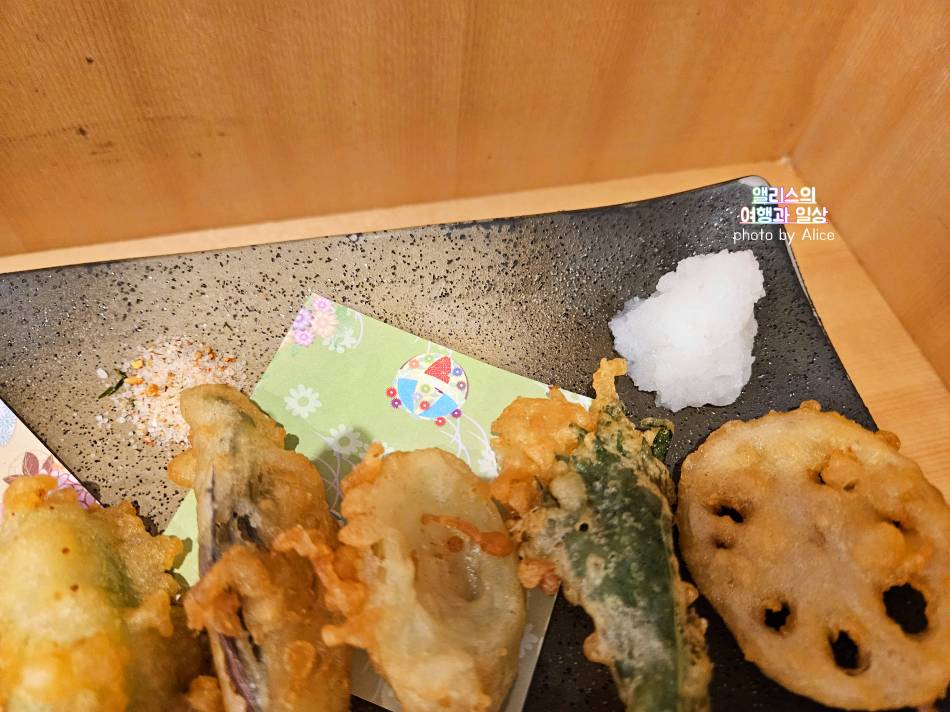 일렬로 늘어선 맛있는 꼬치 튀김 교토 기온 본점 마이코 한 리뷰