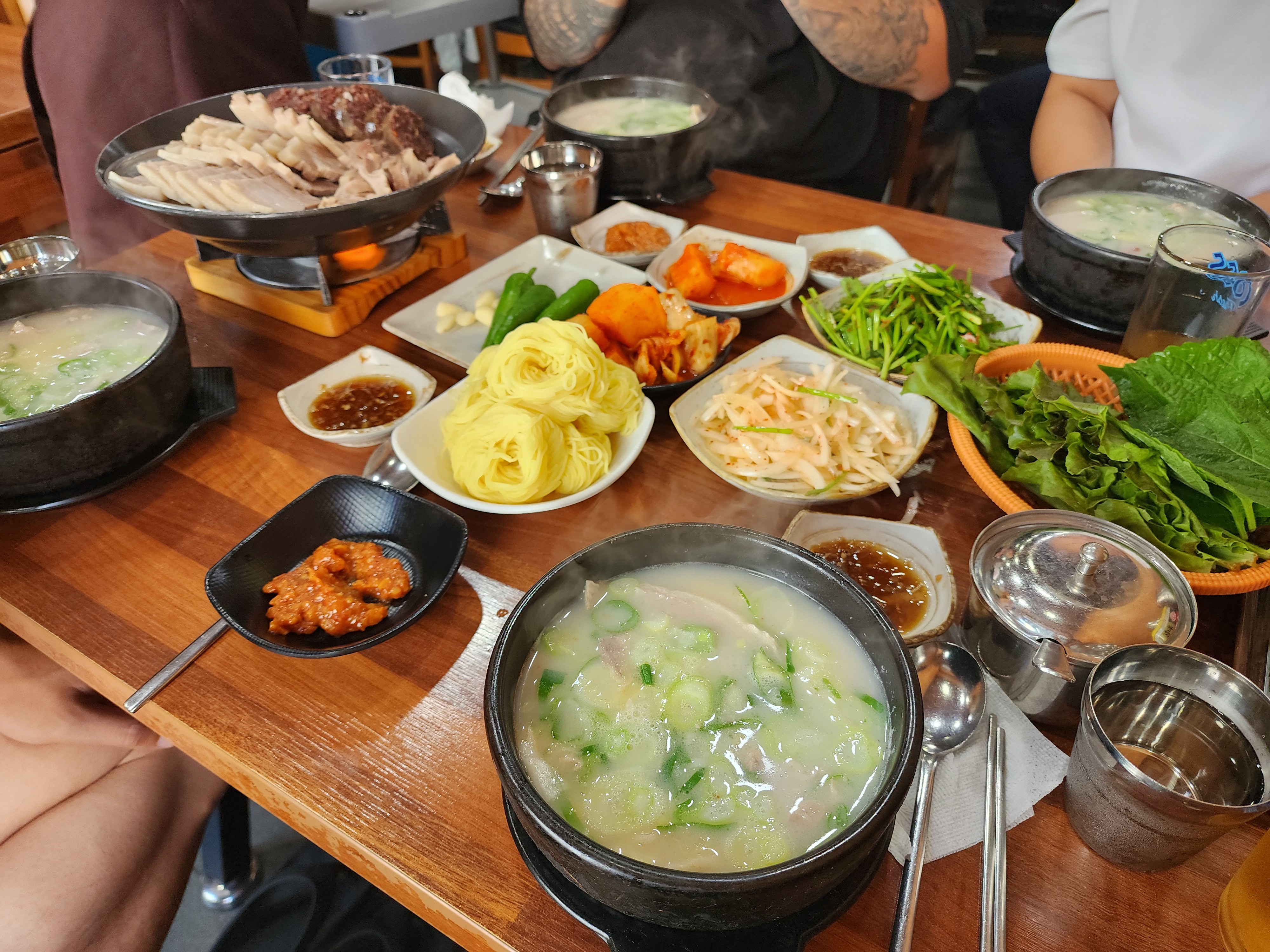 돼지국밥집 상차림 소면 야채 수육 순대