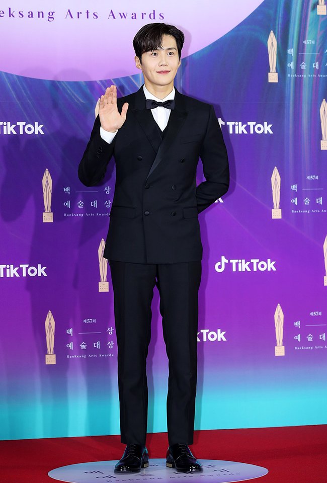  '2021 백상예술대상' 서예지 불참해 김선호 홀로 틱톡인기상