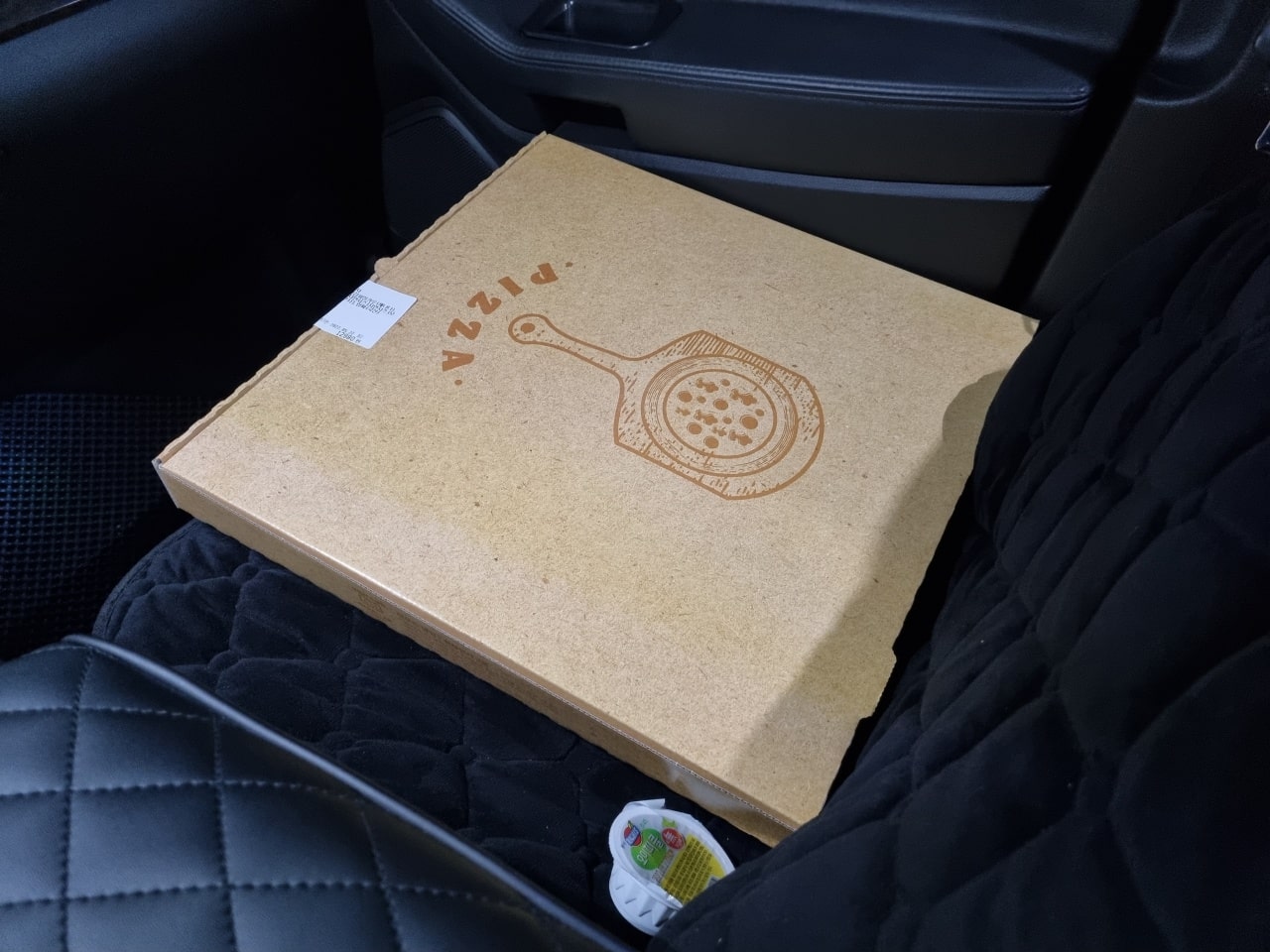 옆자리에 슈퍼 콤비네이션 피자와 피클을 싣고서 집으로 향합니다.