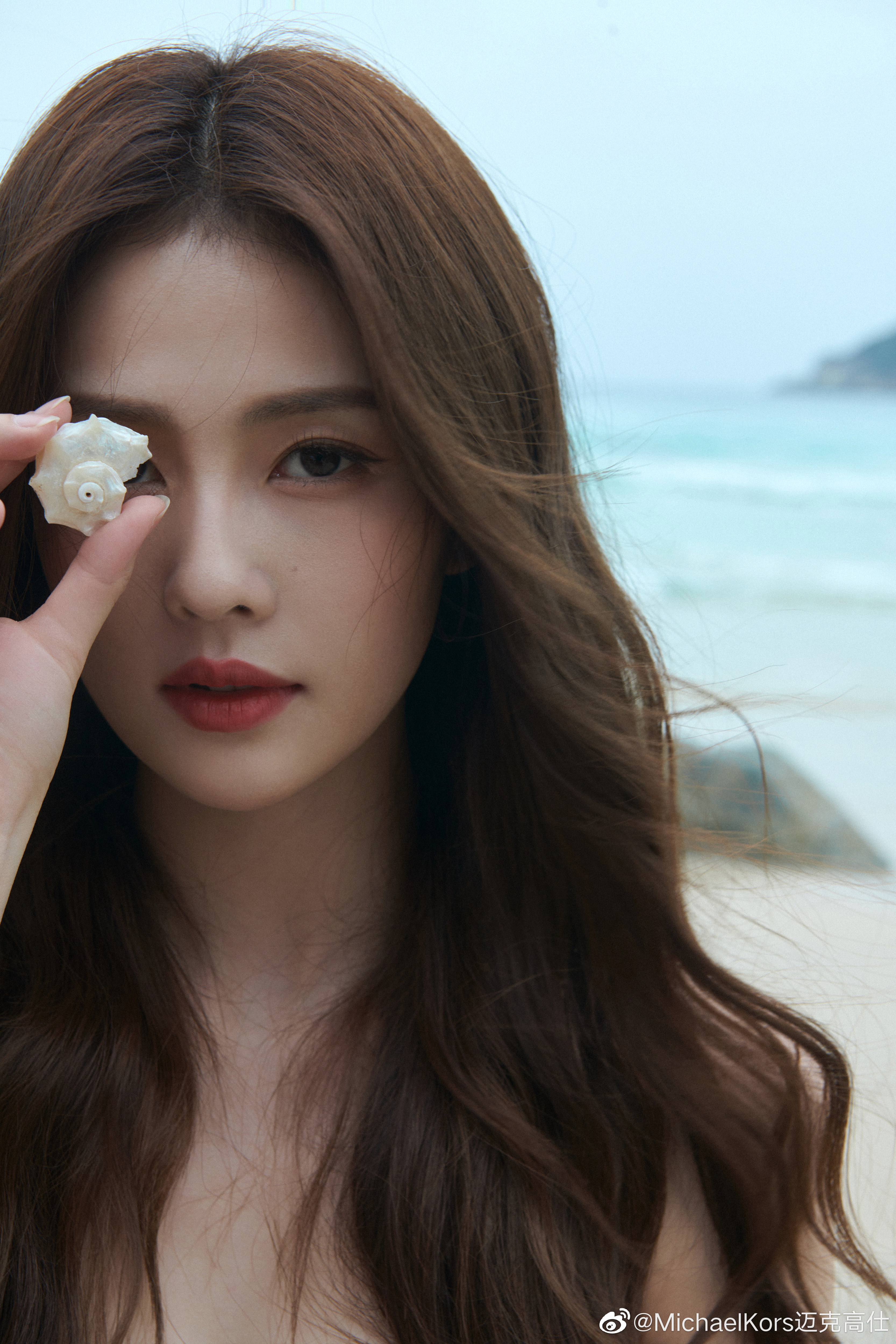 한쪽 눈을 껍데기로 가린 백록의 미친 미모