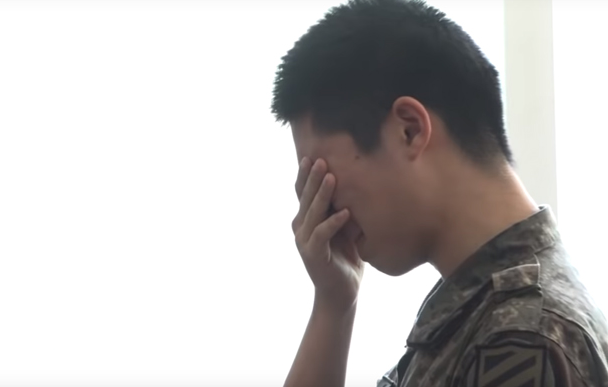 "오늘도 말날 수 없다구요?"여자 친구가 면회를 가도 계속 거절하는 김병장! 결국 이별했고 어느 날 강가를 거닐던 그녀는 우연히 친구로부터 들은 소식에 목놓아 울고 말았습니다.