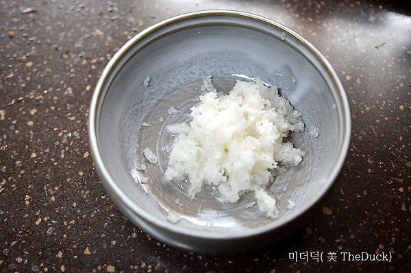 메밀소바 무를 강판에 갈아요