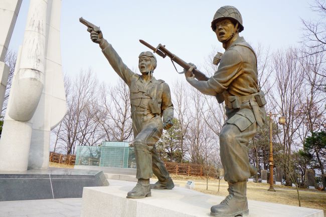 권총과 장총을 각각 든 용사들 2,