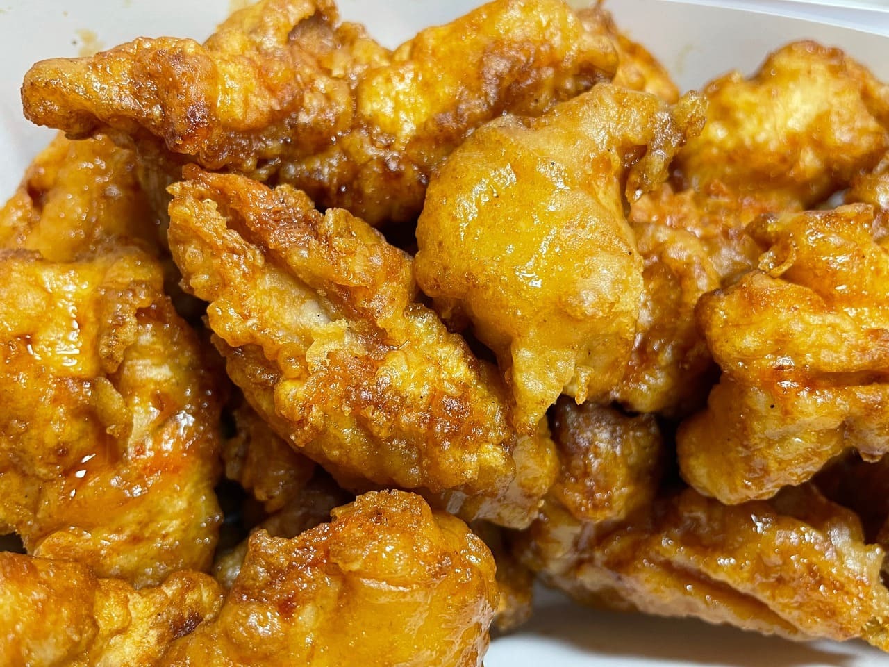호식이두마리치킨 순살 매운 간장
튀김에 매운간장 소스가 골고루 발라져있는 사진