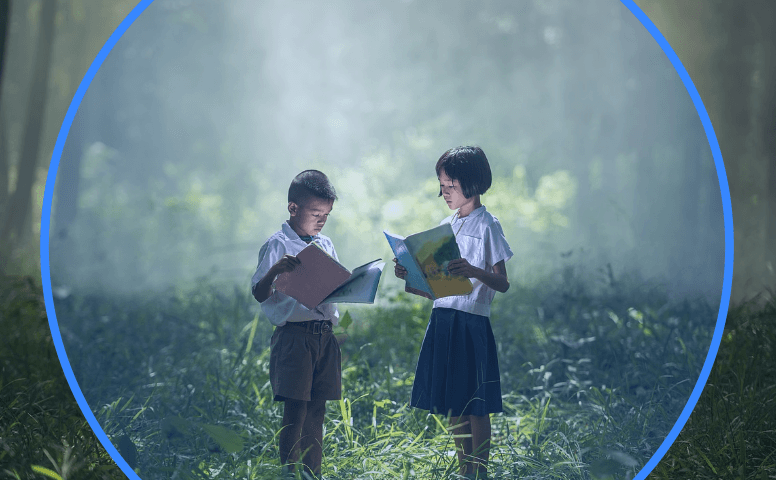 숲 속에서 아이 두명이 책을 들고 있는 사진