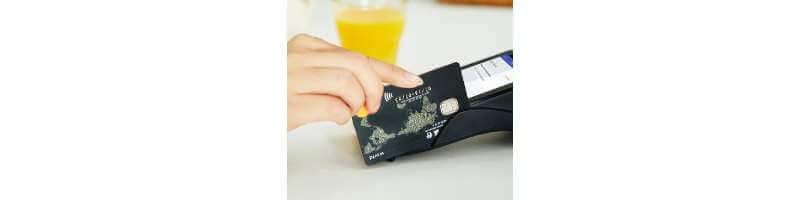 신용카드-결제하는-모습