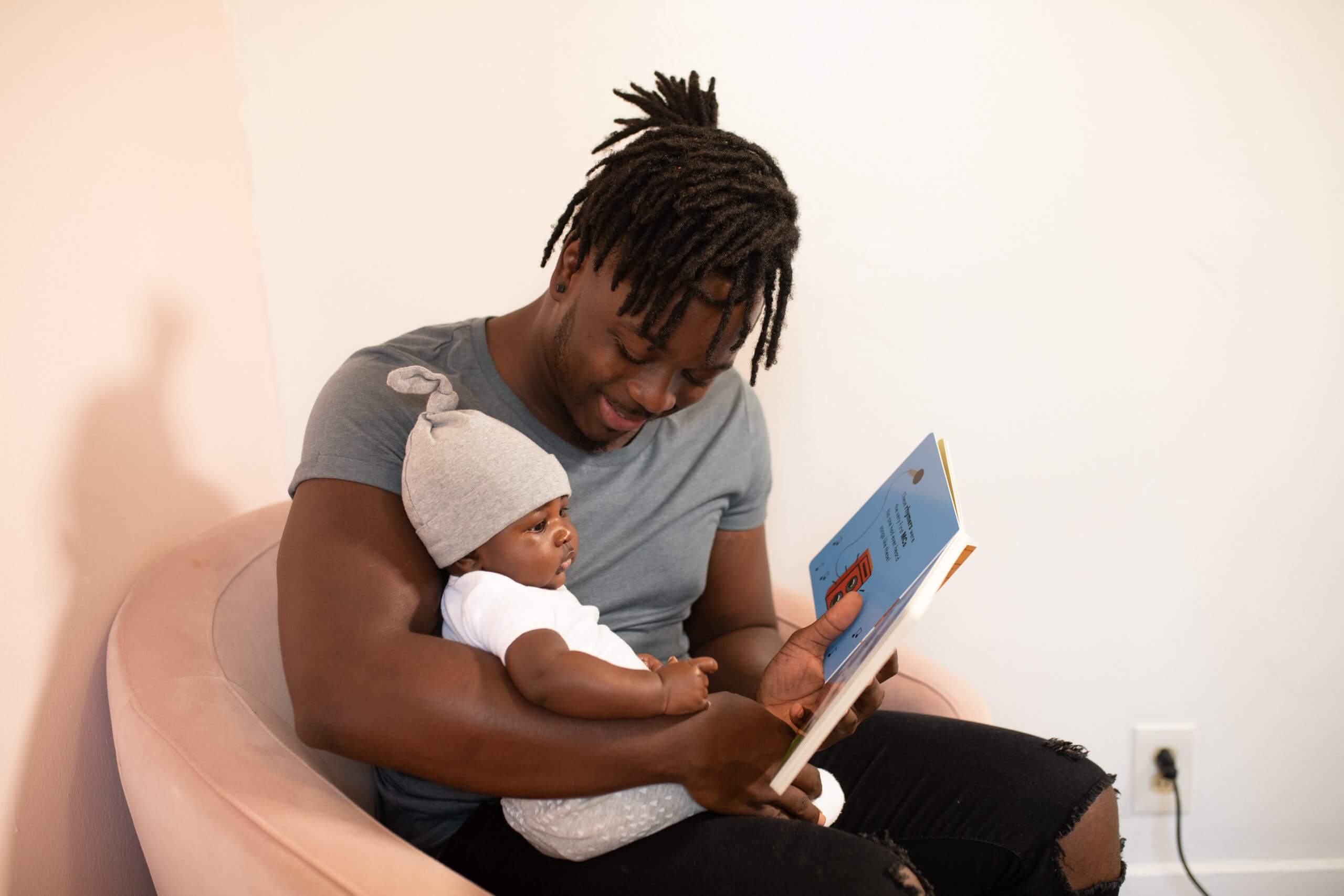 아빠가 아기에게 책을 읽어주는 장면
