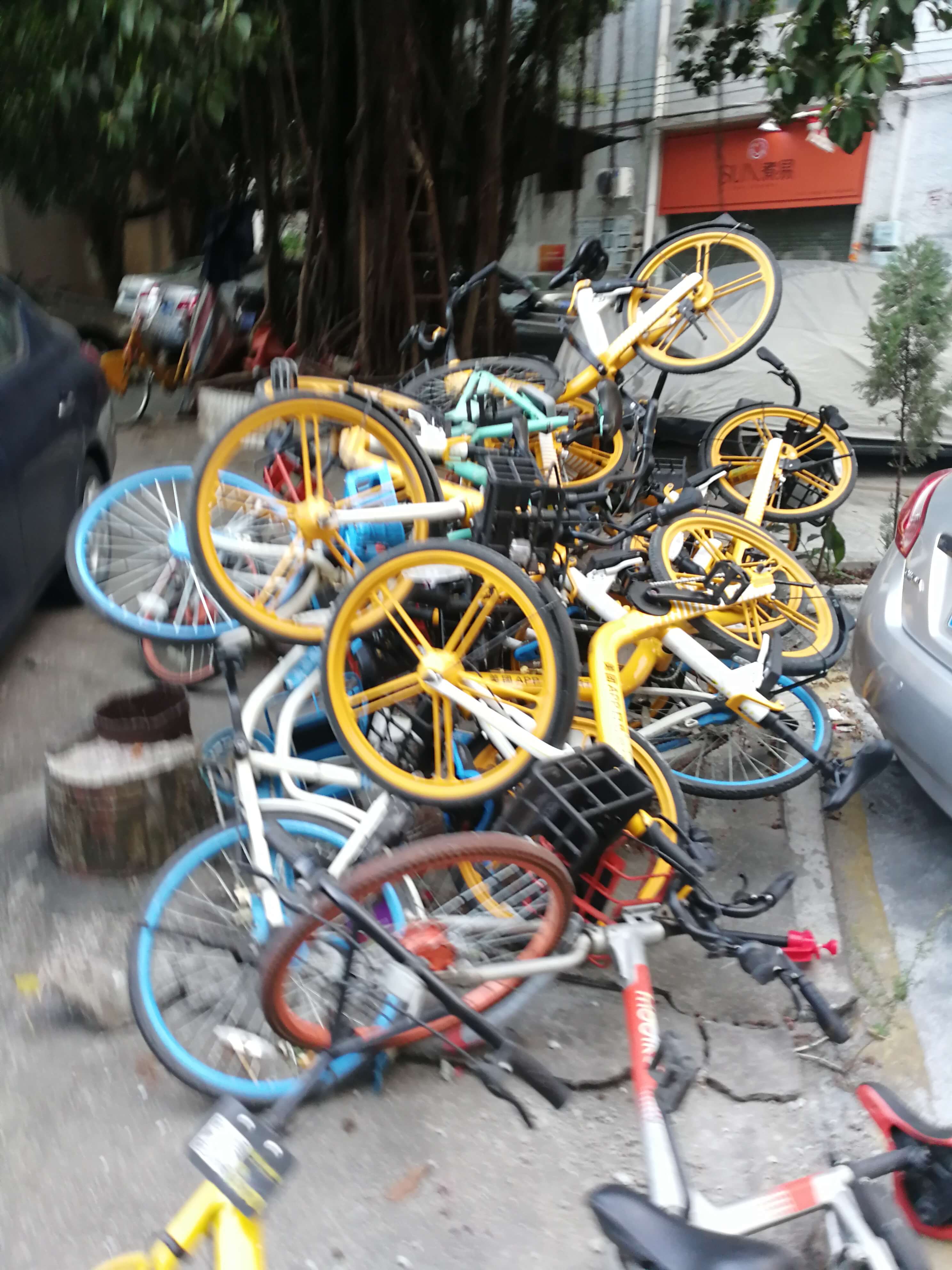 색색의_자전거들이_쌓여있다