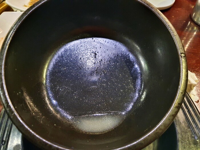국물을 다 먹은 후의 갈비탕 그릇 사진입니다.