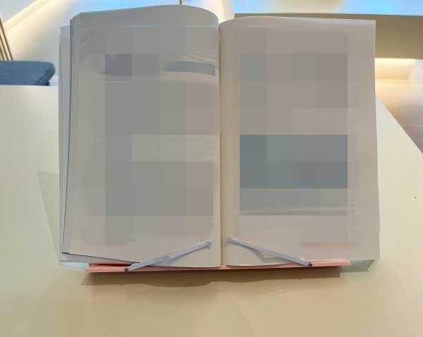 힐링쉴드 초경량 독서대 전공서적 거치 모습