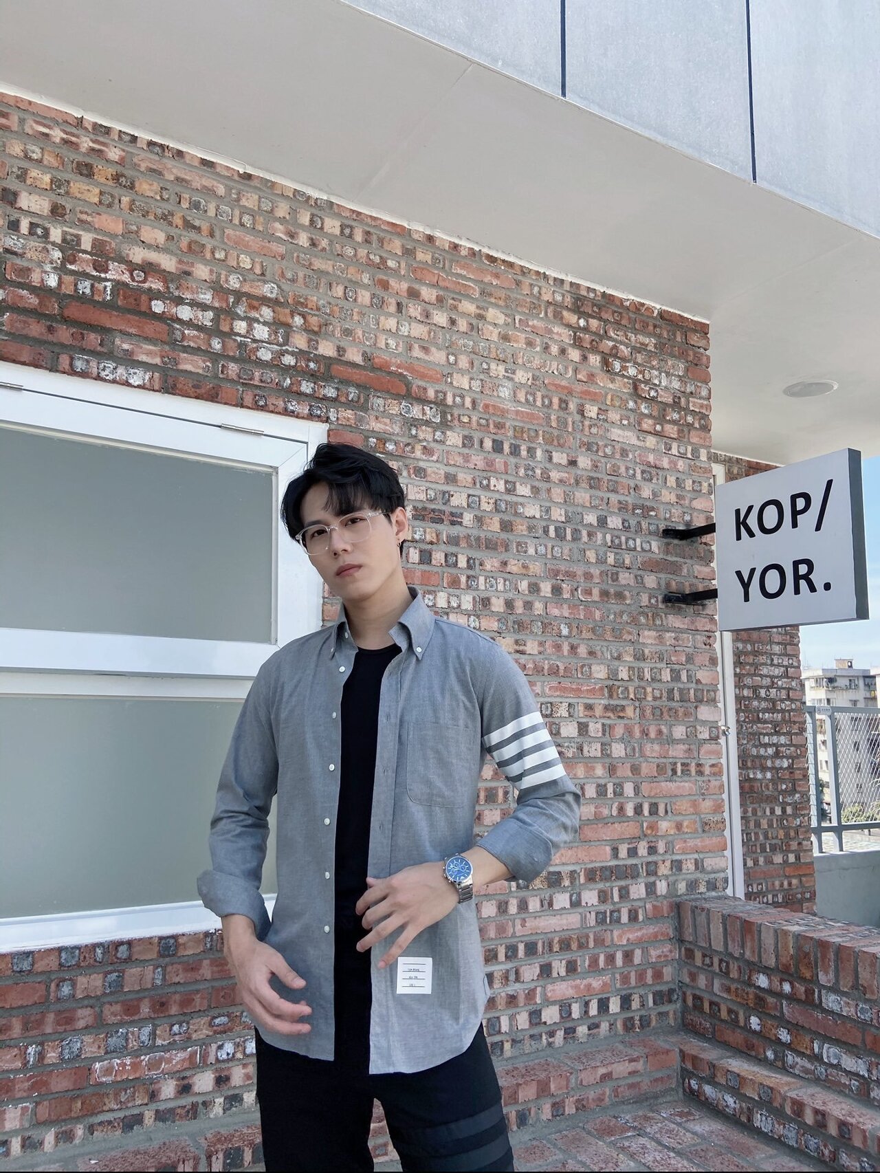  [THOM BROWNE] 톰브라운 사선완장 스트레이트 핏 샴브레이 셔츠 MWL272E00111035