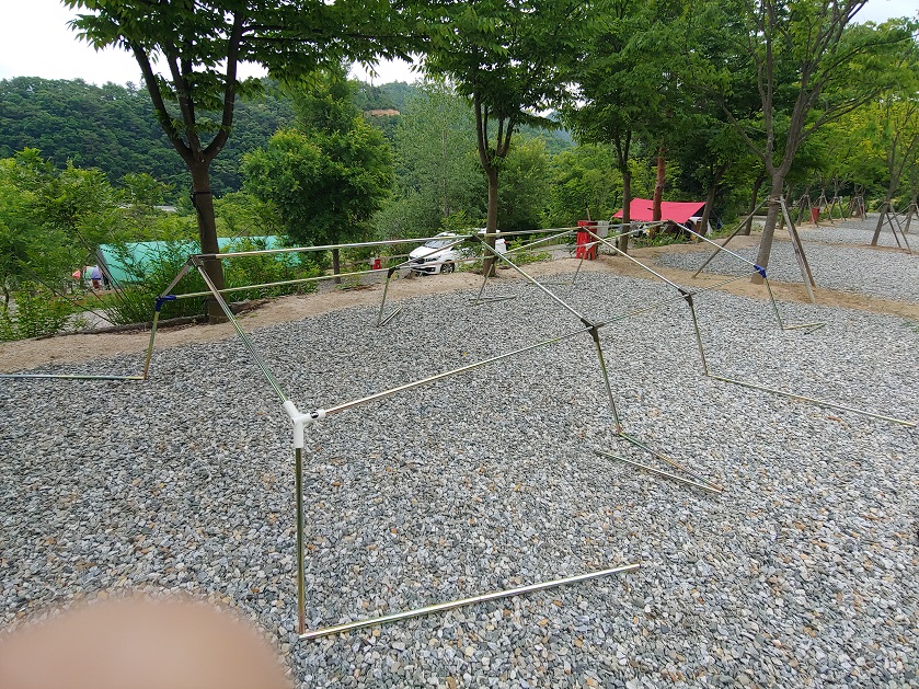 파쇄석-위-지붕모양의-폴대