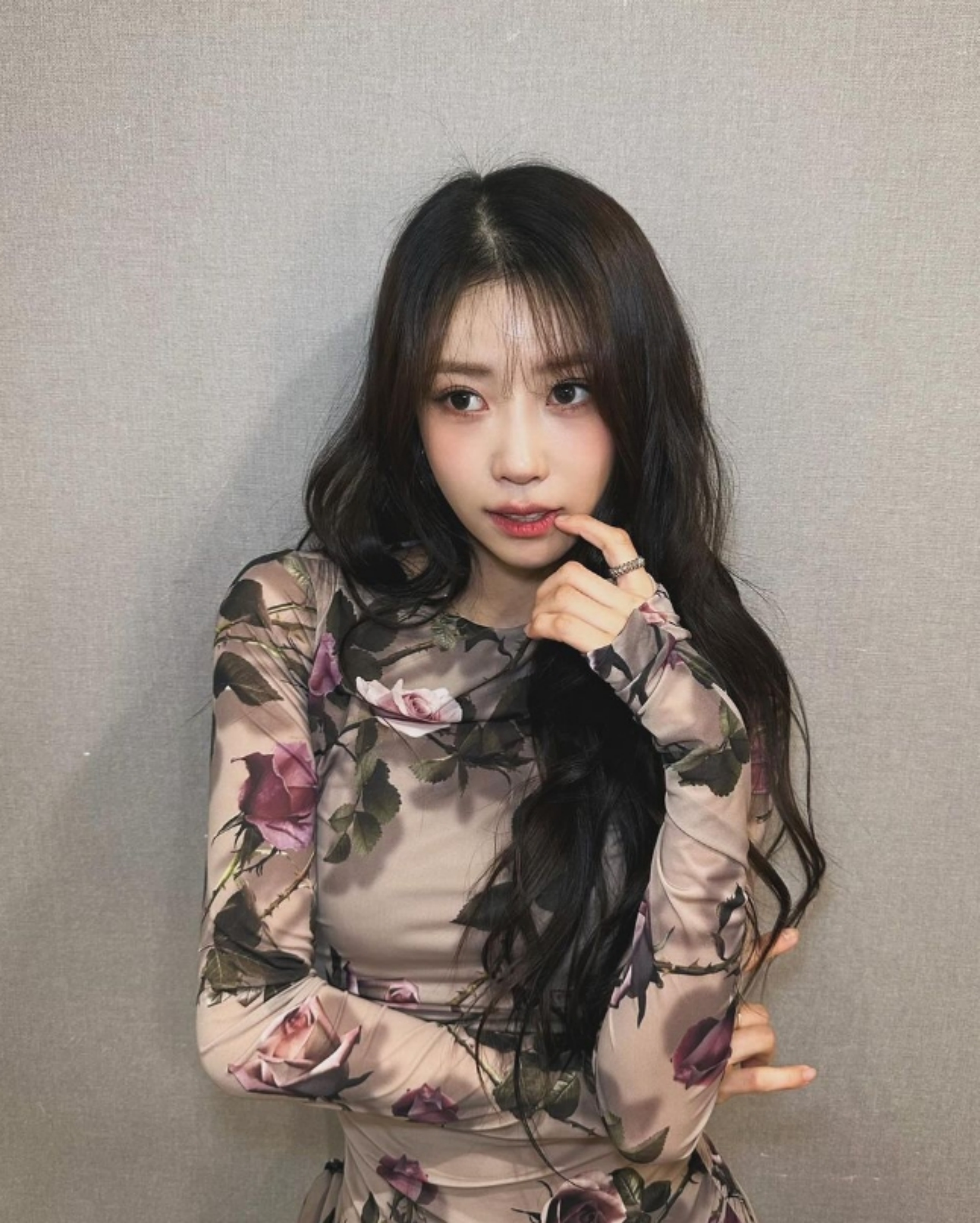  이미주 꽃무늬 원피스 패션 벌써 화사한 봄이 왔구나