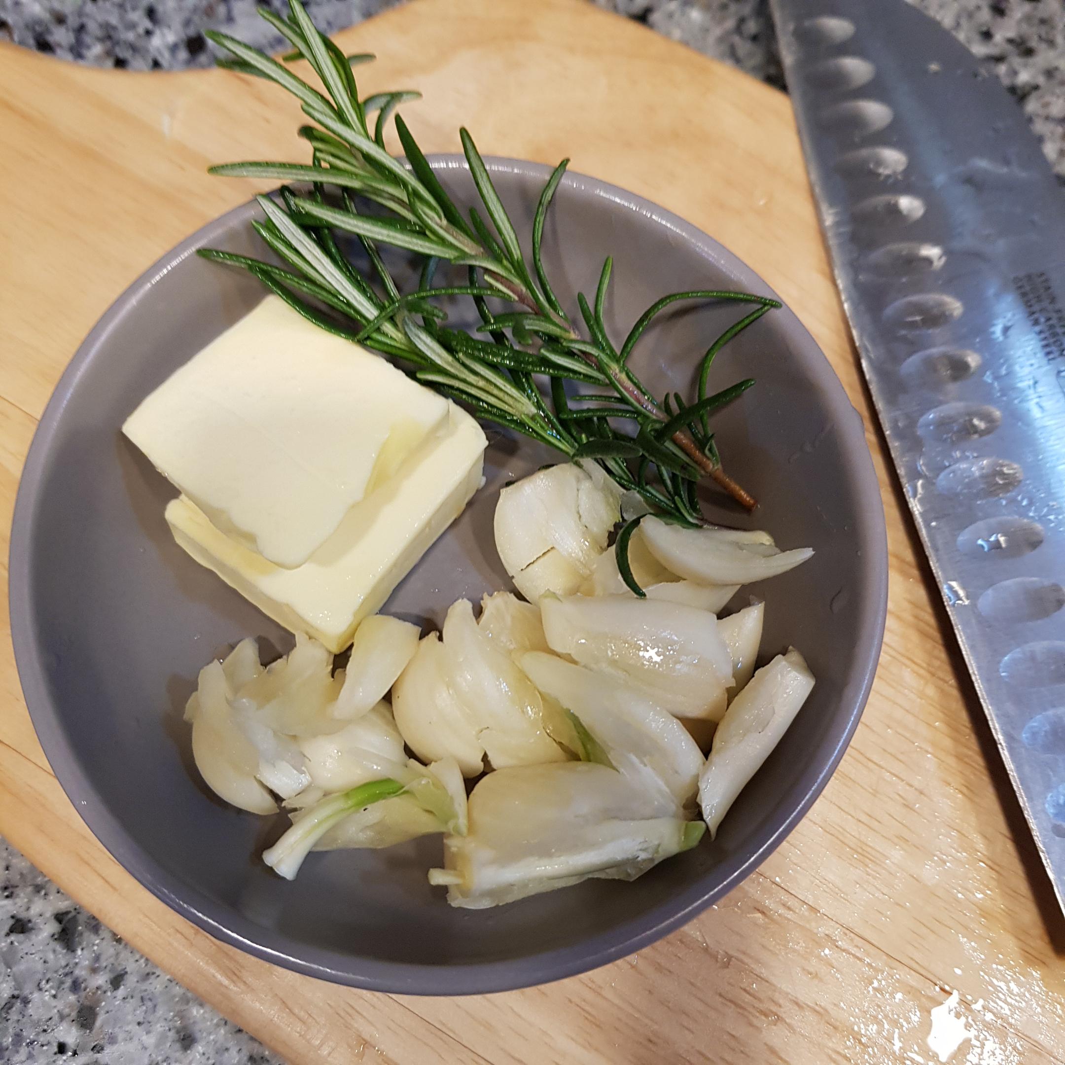 회색-종지에-담긴-로즈마리와-버터,마늘