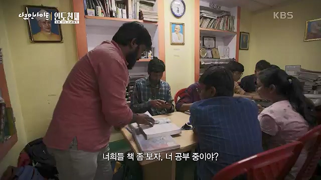다큐 인사이트 - KBS인도 천재 - 1부 인도공과대학] 인도의 인구는 중국을 추월해 인구 1위 국가로 올라섰다.ts_20230508_202110.223.jpg
