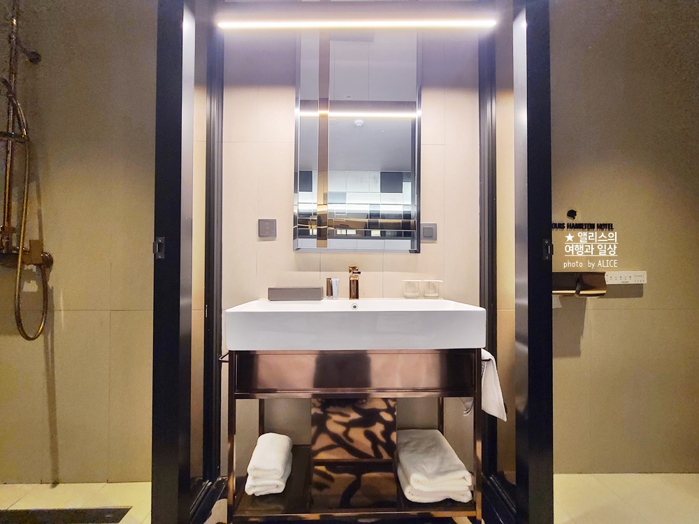 베스트루이스 해밀턴 호텔 광안점&#44; 시그니처 몬드리안 룸(킹베드) 후기 - 화려한 디자인 객실