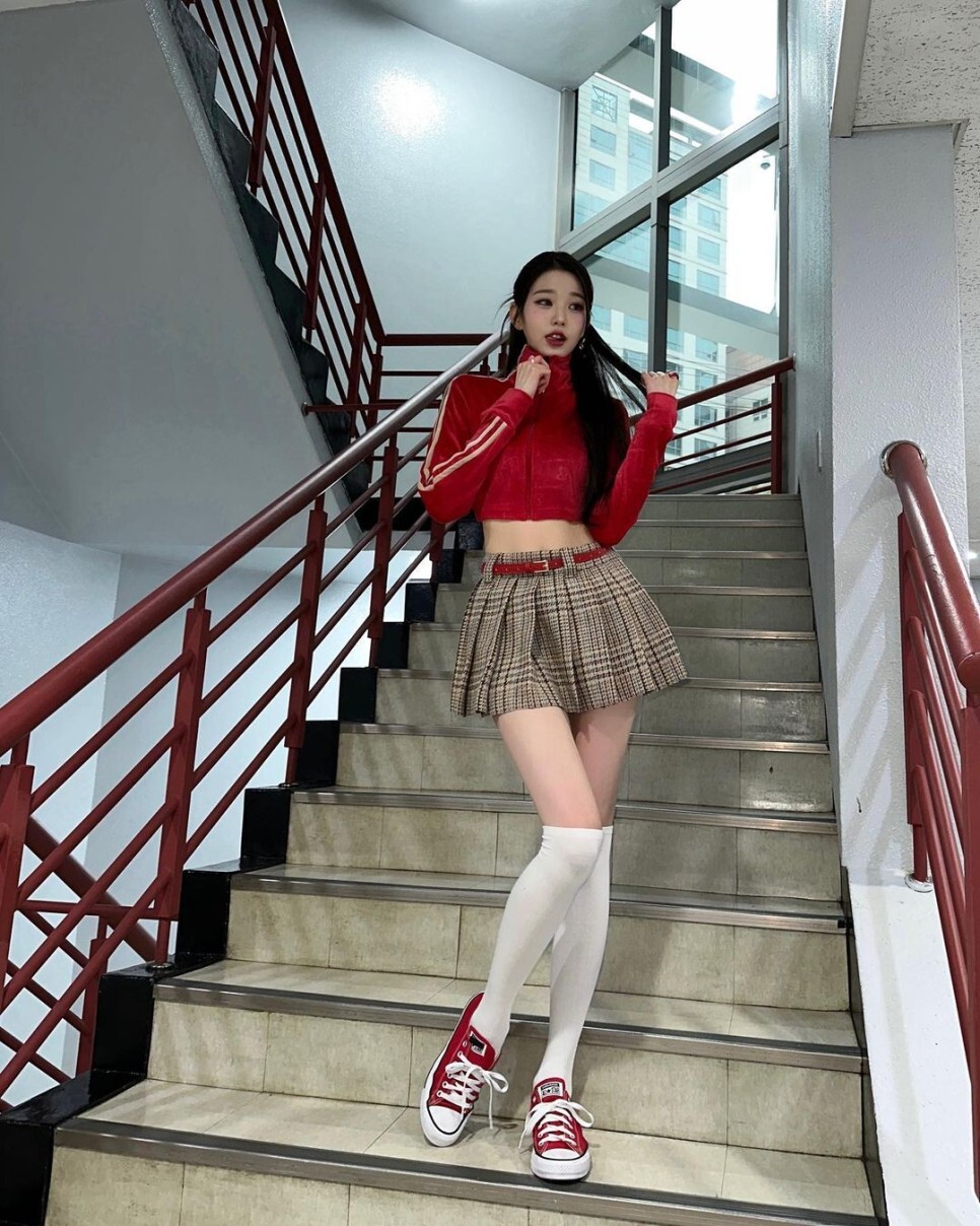  아이브 멤버 장원영·안유진, 기럭지 대결이 이럴까? 얼마나 마른거야 슬랜더 몸매 자랑