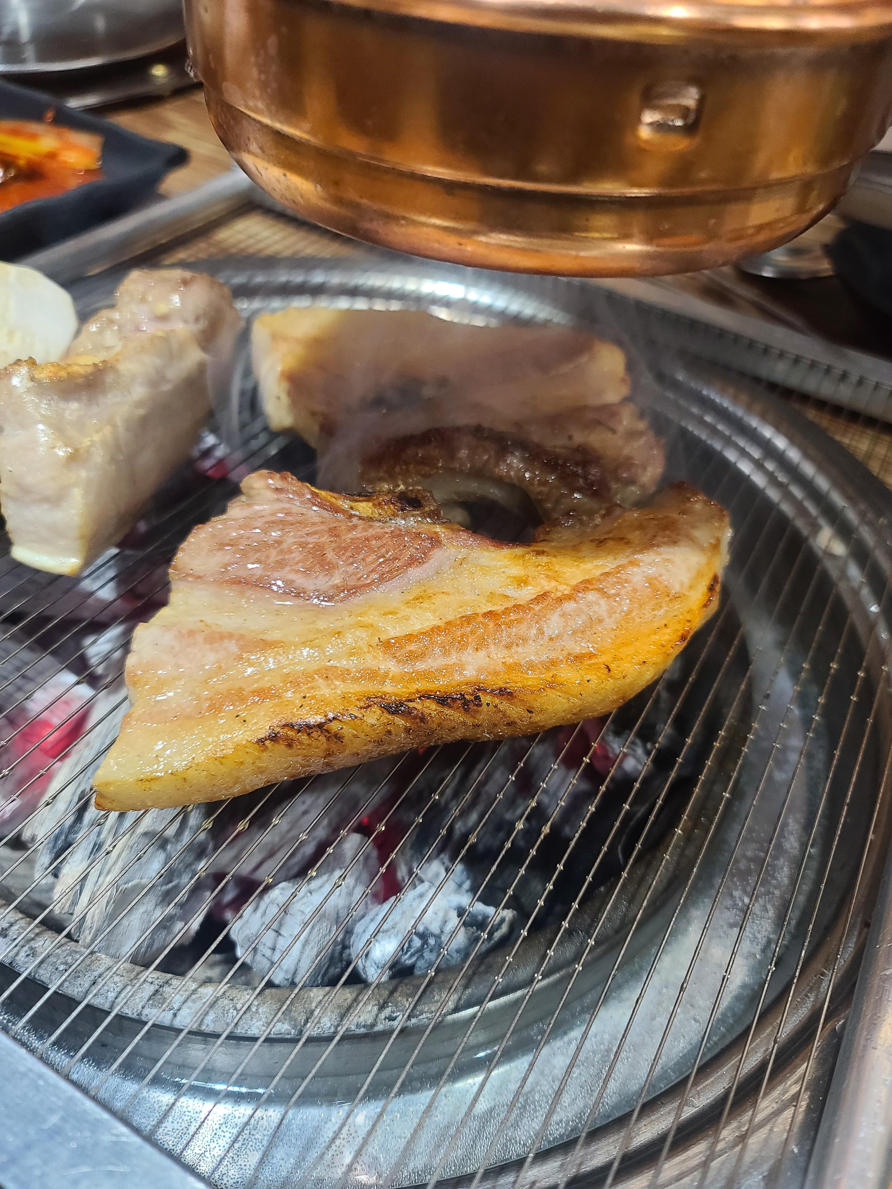  수유맛집 생삼겹살 & 껍데기 숯불로 구운고기 육두막