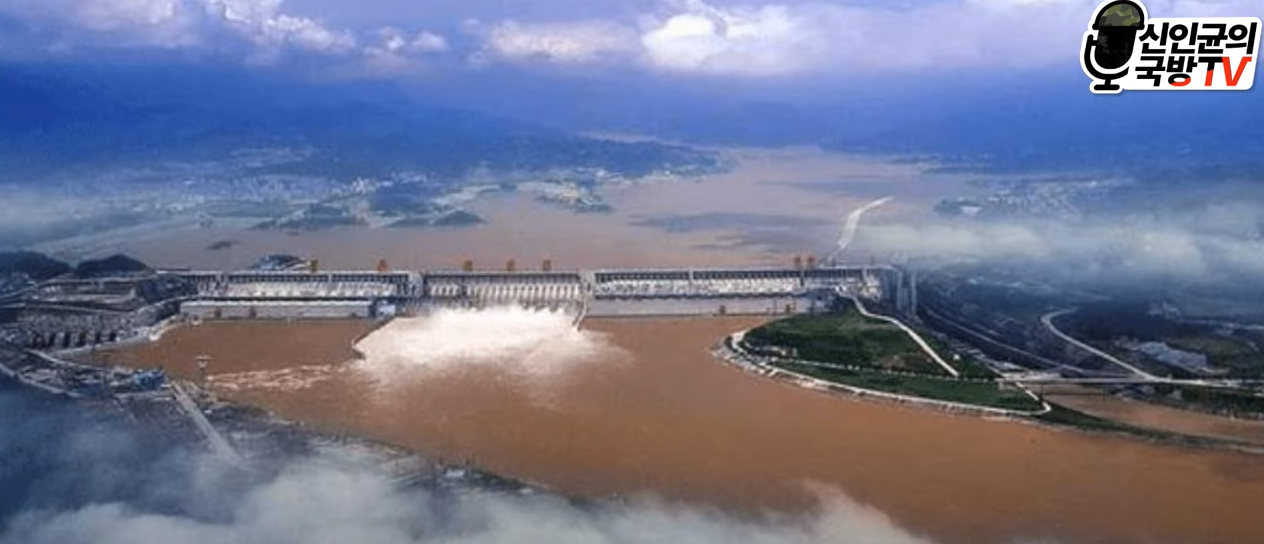 중국-싼샤댐-방류모습-먼거리의-모습