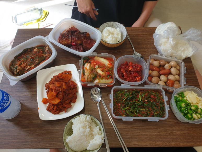  어머니가 만든 반찬 공수 / 캘로그 에너지바 레드베리 / 배달의 민족 주문 목살 도시락 세트.