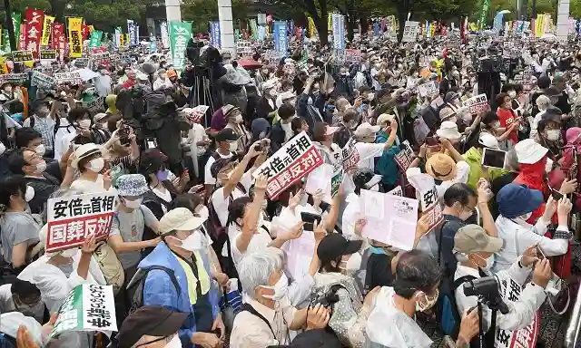 아베의 국장 반대 시위&#44; 일본에도 분명 시위는 존재하지만 일반 사람들이 시위를 자주 접할 수 있지는 않다.