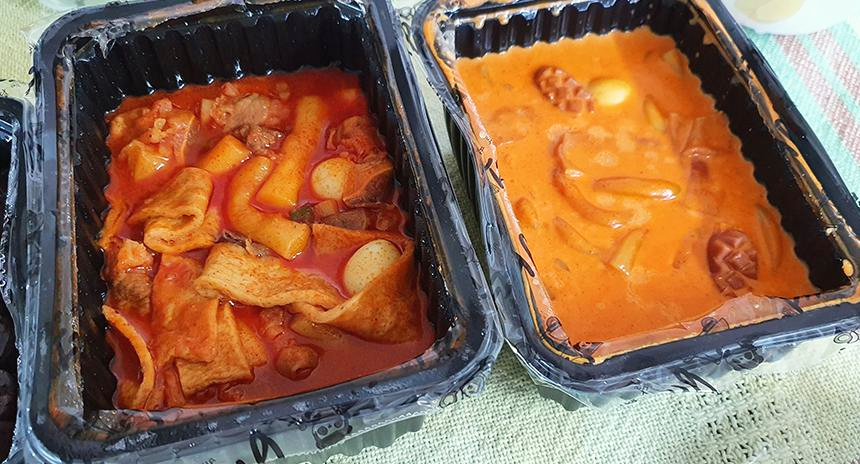 배떡의 우삼겹떡볶이와 로제떡볶이