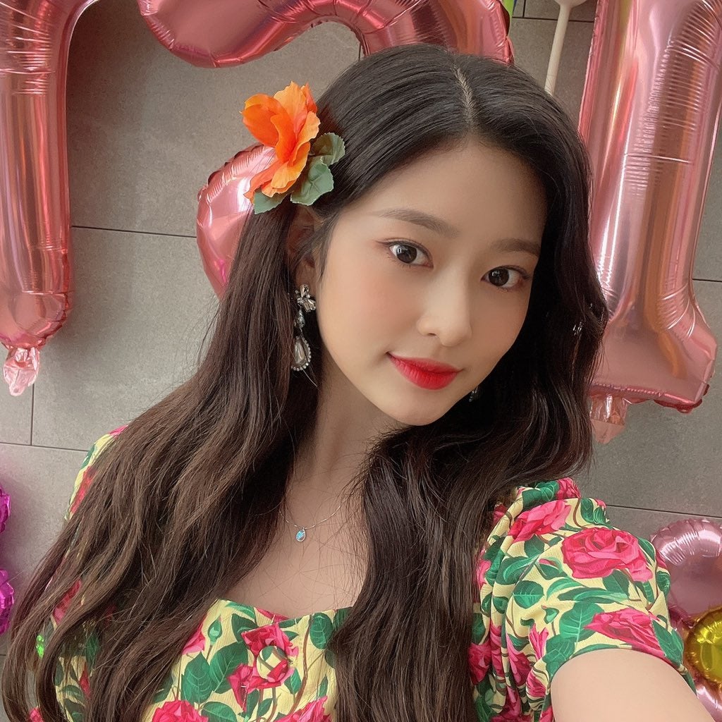  김민주 장미 원피스 인스타그램 셀카 사진