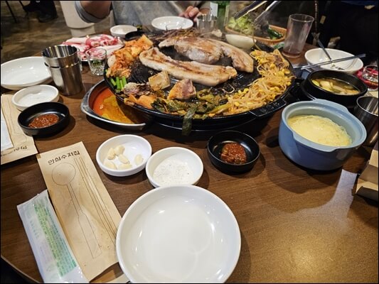 춘천-대파-솥뚜껑-삼겹살-매장-삼겹살