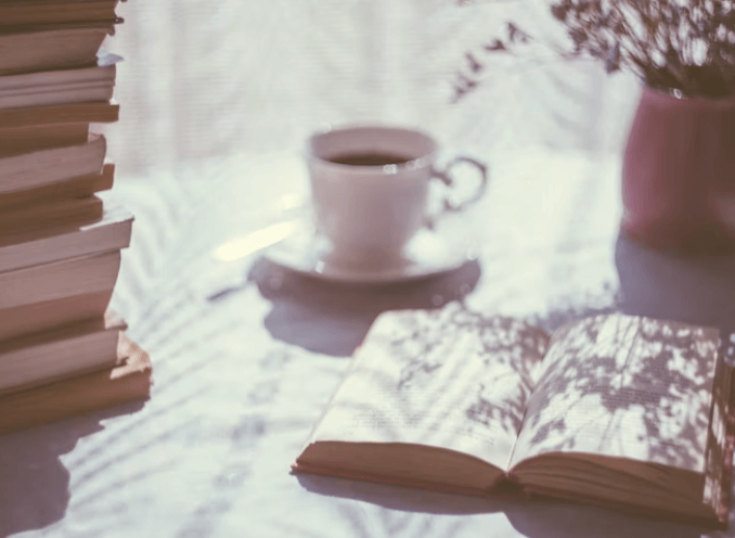 커피잔과-책이-펼쳐져있는-창가