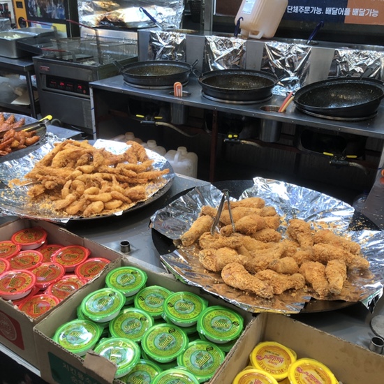  망원시장 닭강정 맛집 ‘교동닭강정’ 솔직리뷰 | 순살 달콤 양념 닭강정과 깐새우 닭강정 반반