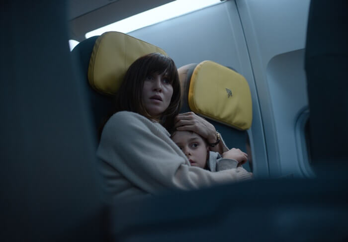 비행기의-좌석에서-나디아가-아들을-보호하듯-껴안고있는-모습의-사진