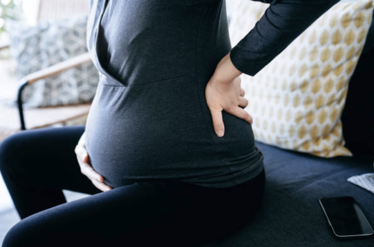 속은 더 더부룩하고 변비가 생겼을 수 있다. 이는 주로 성장하는 아기가 위를 압박하기 때문이지만&#44; 임신 호르몬인 프로게스테론 때문이기도 하다.