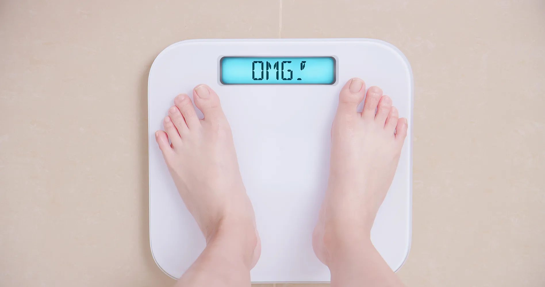 체중계 체중 OMG으로 표현되어 체중 감량을 컨셉으로 한 사진