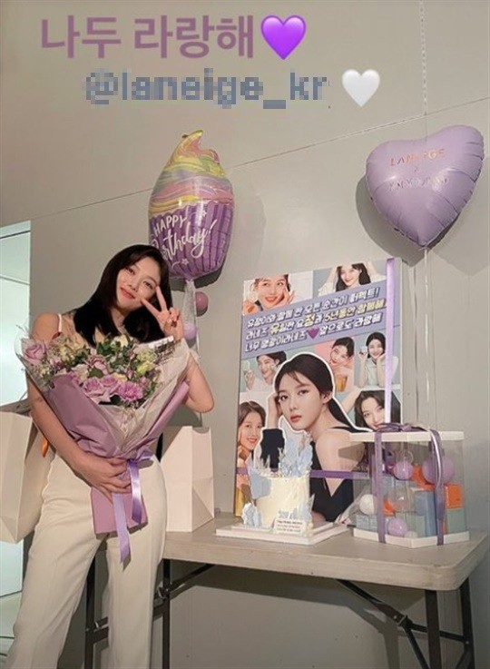  김유정, 볼살 실종 성숙美! 황금골반으로 S라인 몸매 [사진]