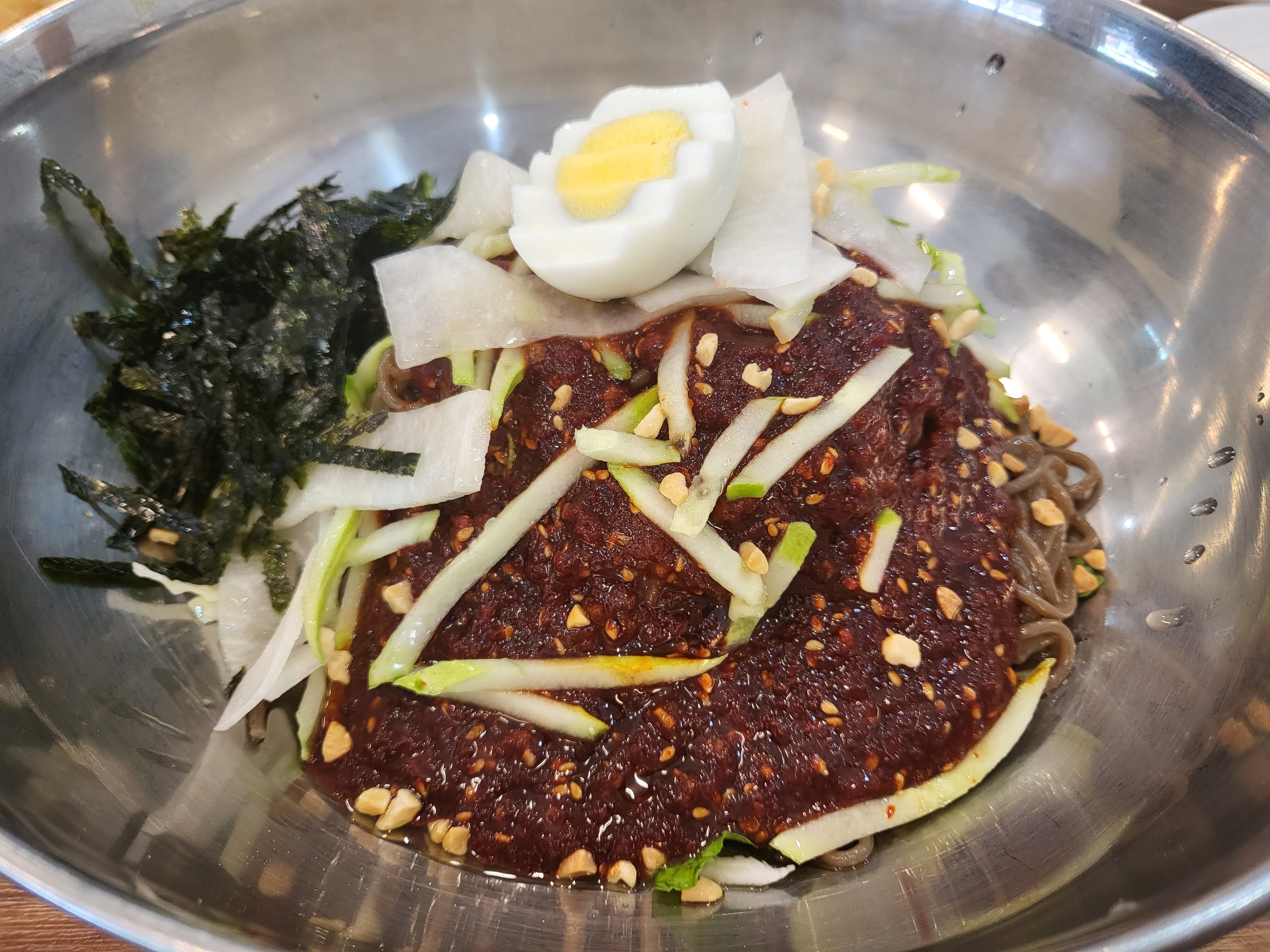 토요일 재방문 시 주문한 막국수이다. 막국수 자체도 맛은 있었는데 그래도 만두전골이 나은 선택인 것 같다.