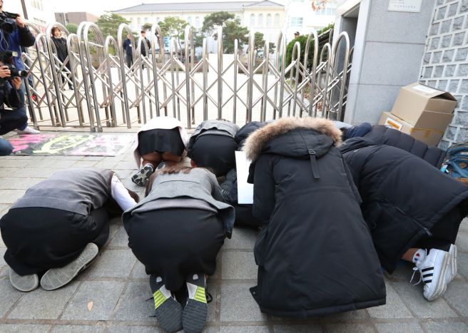 수능시험일-학교에-절을-하고있는-학부모-동료들