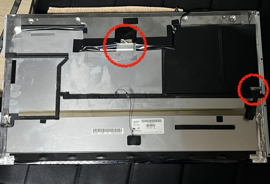 액정 뒤쪽 중앙에 LCD 연결 소켓과 오른쪽에 검정색 케이블만 사용합니다.