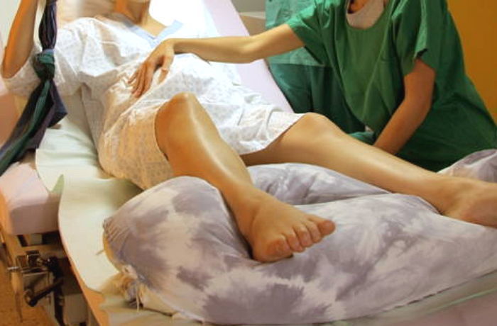 엄마 뱃속에서 이제 막 태어난 아기 손에 꼭 쥐고 있던 물건에 모두가 경악하게 된 이유?